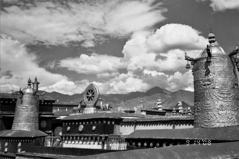 B&W-Rooftop of Jokhang temple.jpg